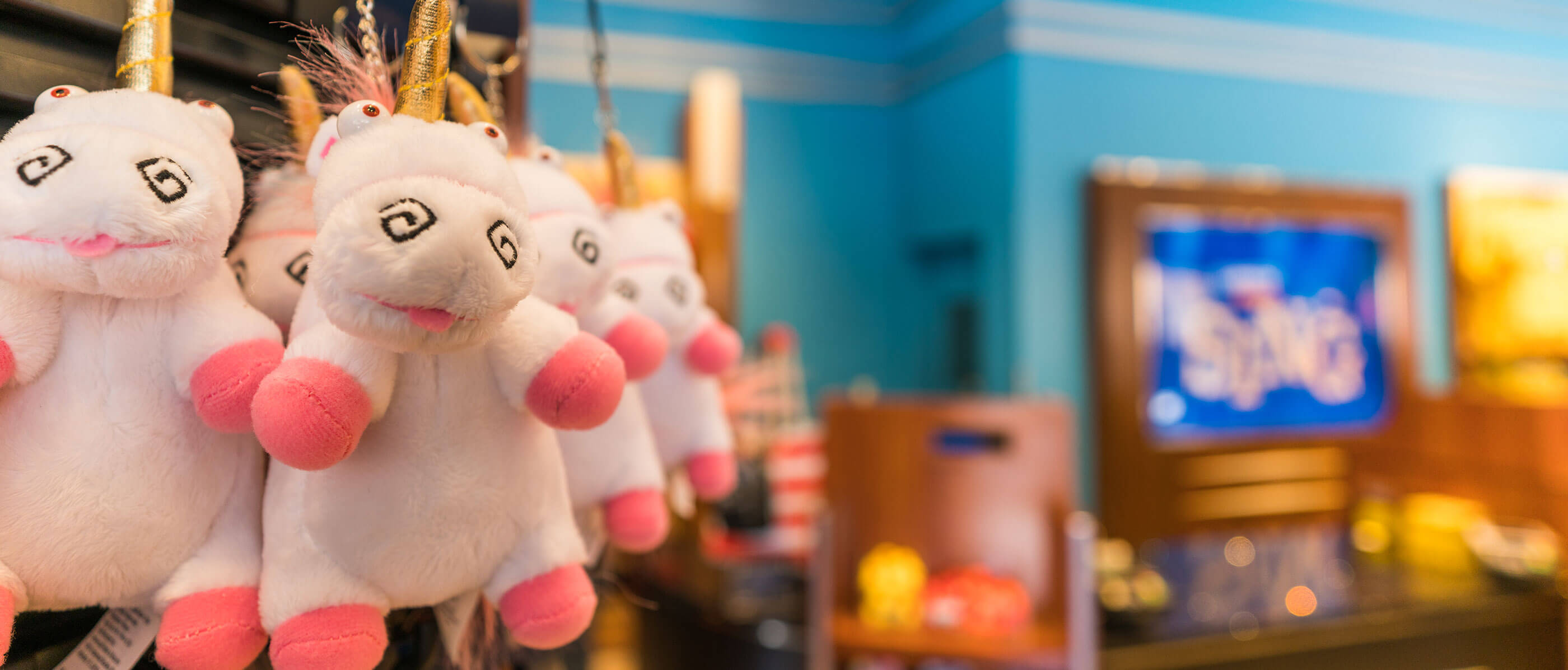 Stuffed pink and white unicorns in a store.