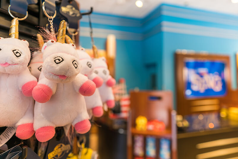 Stuffed pink and white unicorns in a store.