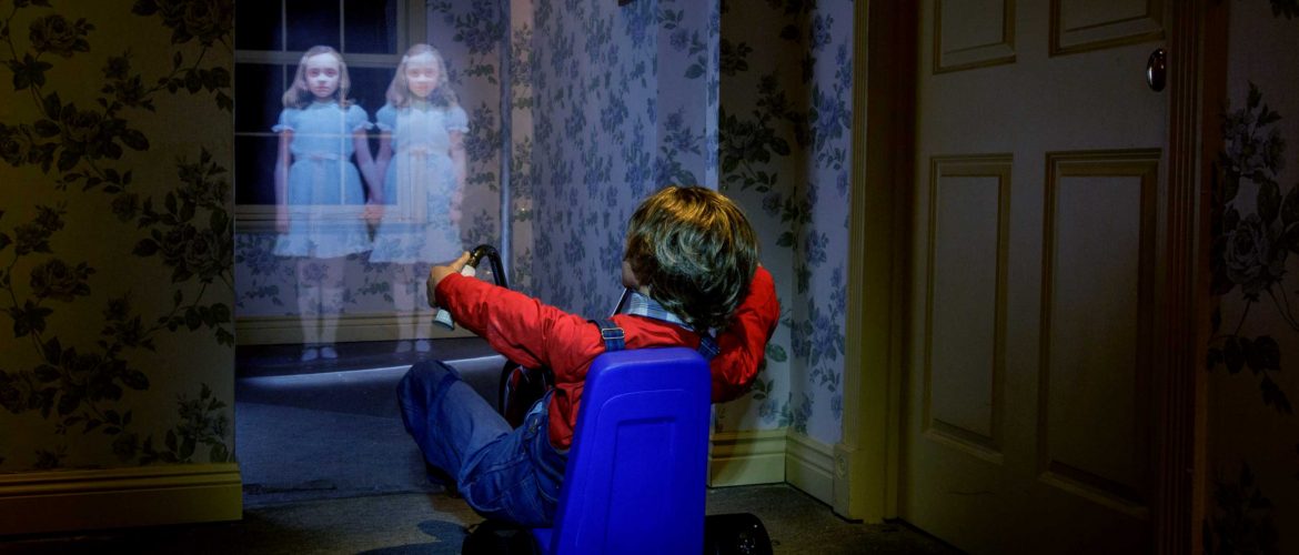 Danny from the Shining on his tricycle looking at the Grady Twins from the Shining HHN Maze