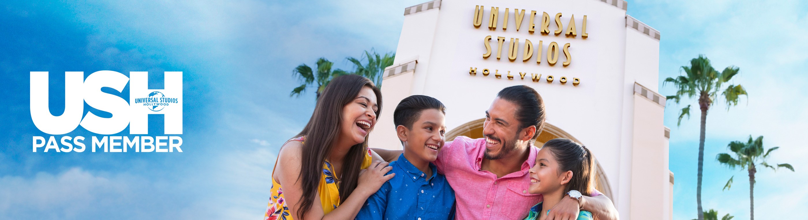 Family in front of the USH Arch - USH PASS MEMBER